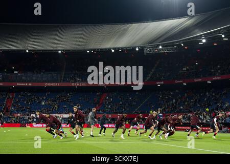Rotterdam, Niederlande. September 2025. Rotterdam - Überblick über das Stadion während der fünften Wettkampfrunde der Eredivisie Saison 2024/2025. Das Spiel findet am 13. September 2025 im Stadion Feijenoord de Kuip zwischen Feyenoord Rotterdam und sc Heerenveen statt. Credit: Box to Box Pictures/Alamy Live News Stockfoto