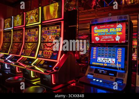 Farbenfrohe beleuchtete Spielautomaten in einem Kasino Stockfoto