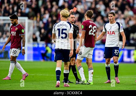 Tomas Soucek (28 West Ham) Rote Karte während des Premier League-Spiels zwischen West Ham United und Tottenham Hotspur im London Stadium, Stratford am Samstag, den 13. September 2025. (Foto: Kevin Hodgson | MI News) Credit: MI News & Sport /Alamy Live News Stockfoto