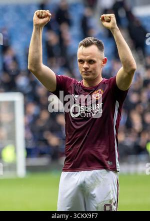 Glasgow, Großbritannien. September 2025. Die Rangers spielten Heart of Midlothian (Hearts) in einem Premiership-Spiel im Ibrox Stadium, Glasgow, Großbritannien. Das Ergebnis war die Rangers 0 - 2 Hearts of Midlothian. Lawrence Shankland, Hearts Captain, der beide Tore erzielte, würdigt den Jubel der Hearst Fans am Ende des Spiels. Quelle: Findlay/Alamy Live News Stockfoto