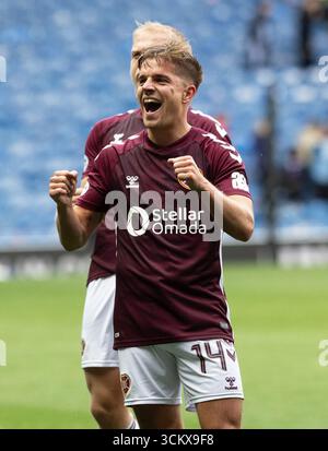Glasgow, Großbritannien. September 2025. Die Rangers spielten Heart of Midlothian (Hearts) in einem Premiership-Spiel im Ibrox Stadium, Glasgow, Großbritannien. Das Ergebnis war die Rangers 0 - 2 Hearts of Midlothian. Cameron Devlin (H14) würdigt den Applaus der Hearts-Fans am Ende des Spiels Stockfoto