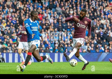 Glasgow, Großbritannien. September 2025. Die Rangers spielten Heart of Midlothian (Hearts) in einem Premiership-Spiel im Ibrox Stadium, Glasgow, Großbritannien. Das Ergebnis war die Rangers 0 - 2 Hearts of Midlothian. Mohamed Diomande (R10) tritt mit Beni Baningime (H6) an und versucht, ihn zu stoppen. Quelle: Findlay/Alamy Live News Stockfoto