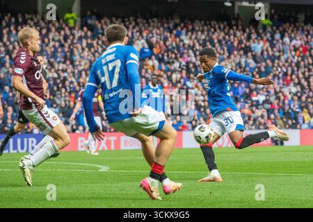 Glasgow, Großbritannien. September 2025. Die Rangers spielten Heart of Midlothian (Hearts) in einem Premiership-Spiel im Ibrox Stadium, Glasgow, Großbritannien. Das Ergebnis war die Rangers 0 - 2 Hearts of Midlothian. Jayden Meghoma (R30) tritt den Ball und versucht zu schießen. Quelle: Findlay/Alamy Live News Stockfoto