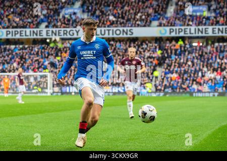 Glasgow, Großbritannien. September 2025. Die Rangers spielten Heart of Midlothian (Hearts) in einem Premiership-Spiel im Ibrox Stadium, Glasgow, Großbritannien. Das Endresultat waren die Rangers 0 - 2 Hearts of Midlothian .Mikey Moore (R47), die mit dem Ball liefen. Quelle: Findlay/Alamy Live News Stockfoto
