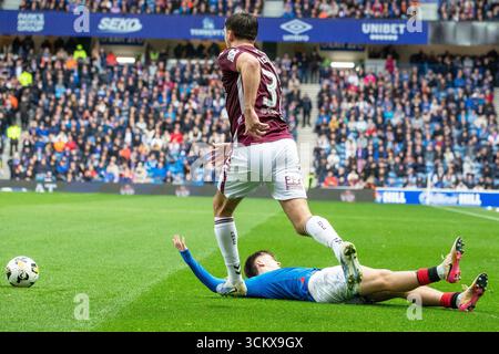 Glasgow, Großbritannien. September 2025. Die Rangers spielten Heart of Midlothian (Hearts) in einem Premiership-Spiel im Ibrox Stadium, Glasgow, Großbritannien. Das Ergebnis war die Rangers 0 - 2 Hearts of Midlothian. Mikey Moore (R47) wurde von Oisin McEntee (H31) bejubelt Stockfoto