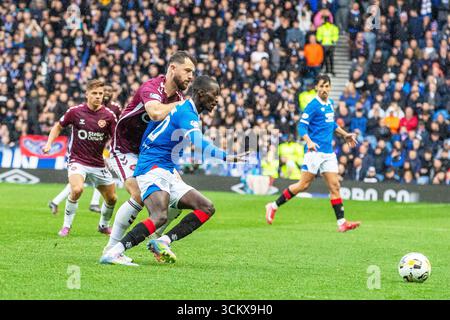 Glasgow, Großbritannien. September 2025. Die Rangers spielten Heart of Midlothian (Hearts) in einem Premiership-Spiel im Ibrox Stadium, Glasgow, Großbritannien. Das Ergebnis war die Rangers 0 - 2 Hearts of Midlothian. Mohamed Diomande (R10) tritt mit den Verteidigern der Herzen um den Ball an. Quelle: Findlay/Alamy Live News Stockfoto