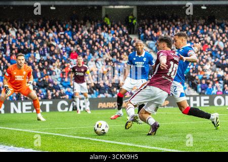 Glasgow, Großbritannien. September 2025. Die Rangers spielten Heart of Midlothian (Hearts) in einem Premiership-Spiel im Ibrox Stadium, Glasgow, Großbritannien. Das Ergebnis war die Rangers 0 - 2 Hearts of Midlothian. Claudio Braga (H10) versucht, mit James Tavernier (R2) einen Treffer zu erzielen. Quelle: Findlay/Alamy Live News Stockfoto