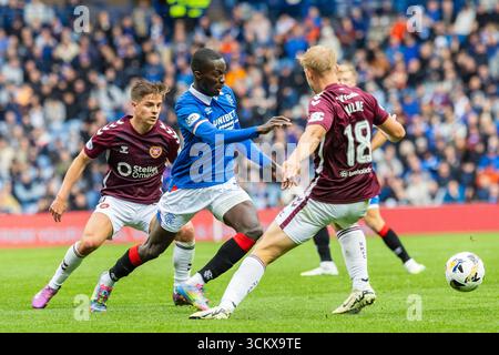 13. September 2025. Glasgow, Großbritannien. Die Rangers spielten Heart of Midlothian (Hearts) in einem Premiership-Spiel im Ibrox Stadium, Glasgow, Großbritannien. Das Ergebnis war die Rangers 0 - 2 Hearts of Midlothian. Mohamed Diomande (R10) hat den Ball und wird von Harry Milne (H18) angegriffen Credit: Findlay / Alamy Live News. Stockfoto