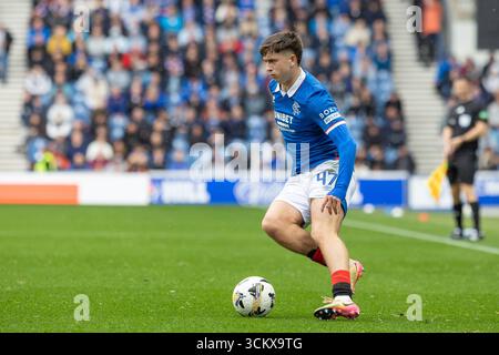 13. September 2025. Glasgow, Großbritannien. Die Rangers spielten Heart of Midlothian (Hearts) in einem Premiership-Spiel im Ibrox Stadium, Glasgow, Großbritannien. Das Ergebnis war die Rangers 0 - 2 Hearts of Midlothian. Bild von Mikey Moore (R47) mit dem Ball. Quelle: Findlay / Alamy Live News. Stockfoto