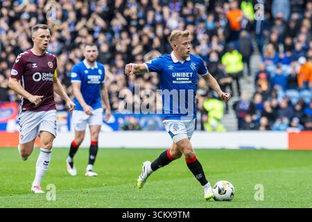 13. September 2025. Glasgow, Großbritannien. Die Rangers spielten Heart of Midlothian (Hearts) in einem Premiership-Spiel im Ibrox Stadium, Glasgow, Großbritannien. Das Ergebnis war die Rangers 0 - 2 Hearts of Midlothian. Connor Barron (R8) wird von Lawrence Shankland (H9) verfolgt. Quelle: Findlay / Alamy Live News. Stockfoto