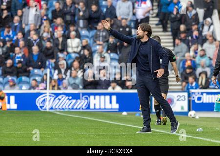 13. September 2025. Glasgow, Großbritannien. Die Rangers spielten Heart of Midlothian (Hearts) in einem Premiership-Spiel im Ibrox Stadium, Glasgow, Großbritannien. Das Ergebnis war die Rangers 0 - 2 Hearts of Midlothian. Russell Martin, Rangers Manager, ruft Anweisungen von der Seitenlinie. Quelle: Findlay / Alamy Live News. Stockfoto