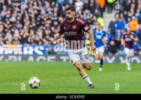 13. September 2025. Glasgow, Großbritannien. Die Rangers spielten Heart of Midlothian (Hearts) in einem Premiership-Spiel im Ibrox Stadium, Glasgow, Großbritannien. Das Ergebnis war die Rangers 0 - 2 Hearts of Midlothian. Bild von Claudio Braga (H10) mit dem Ball. Quelle: Findlay / Alamy Live News. Stockfoto