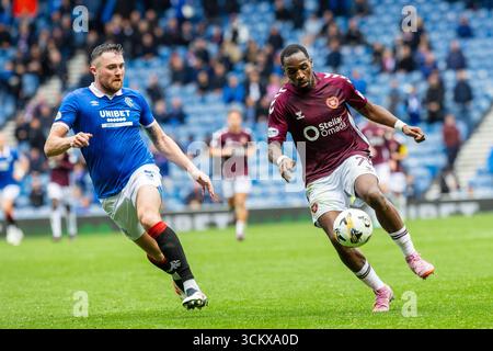 13. September 2025. Glasgow, Großbritannien. Die Rangers spielten Heart of Midlothian (Hearts) in einem Premiership-Spiel im Ibrox Stadium, Glasgow, Großbritannien. Das Ergebnis war die Rangers 0 - 2 Hearts of Midlothian. John Souttar (R5) steht kurz vor Elton Kabangu (H7). Quelle: Findlay / Alamy Live News. Stockfoto