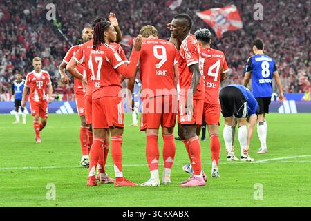 München, Deutschland. September 2025. MÜNCHEN, DEUTSCHLAND - 13. SEPTEMBER: Spieler des FC Bayern München feiern, nachdem sie beim Bundesliga-Spiel zwischen dem FC Bayern München und dem Hamburger SV am 13. September 2025 in der Allianz Arena in München ein Tor geschossen haben.250913 SEPA 24 045 - 20250913 PD15785 Credit: APA-PictureDesk/Alamy Live News Stockfoto