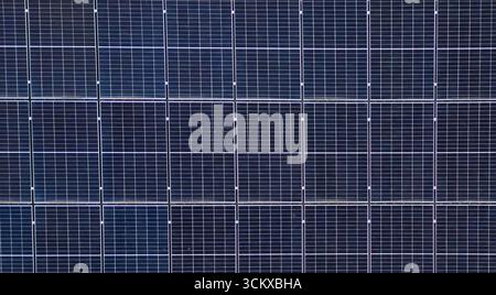 Nahaufnahme der Drohne von Solarpaneelen, die den Rahmen füllen und erneuerbare Energien, saubere Energie und nachhaltige Technologie hervorheben. Stockfoto