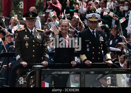Mexiko, Cdmx, Mexiko. September 2025. Der 178. Jahrestag der Heldentat der Jungen Helden von Chapultepec wurde im Chapultepec Forest in Mexiko-Stadt begangen. Die Veranstaltung wurde von der mexikanischen Präsidentin Claudia Sheimbaum geleitet, die eine Ehrenwache ausübte und die Rolle der Kadetten nannte, die auf Chapultepec Castle gegen die US-Invasion kämpften. Die Kadetten, die in dieser Schlacht ihr Leben verloren, waren JUAN DE LA BARRERA, AGUSTIN MELGAR, FERNANDO MONTES DE OCA, FRANCISCO MARQUEZ, VICENTE SUAREZ UND JUAN ESCUTIA, letzterer war derjenige, der die mexikanische Flagge aufnahm und von Chapultepec sprang Stockfoto