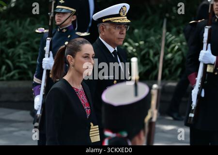 Mexiko, Cdmx, Mexiko. September 2025. Der 178. Jahrestag der Heldentat der Jungen Helden von Chapultepec wurde im Chapultepec Forest in Mexiko-Stadt begangen. Die Veranstaltung wurde von der mexikanischen Präsidentin Claudia Sheimbaum geleitet, die eine Ehrenwache ausübte und die Rolle der Kadetten nannte, die auf Chapultepec Castle gegen die US-Invasion kämpften. Die Kadetten, die in dieser Schlacht ihr Leben verloren, waren JUAN DE LA BARRERA, AGUSTIN MELGAR, FERNANDO MONTES DE OCA, FRANCISCO MARQUEZ, VICENTE SUAREZ UND JUAN ESCUTIA, letzterer war derjenige, der die mexikanische Flagge aufnahm und von Chapultepec sprang Stockfoto