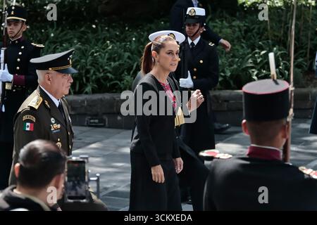 Mexiko, Cdmx, Mexiko. September 2025. Der 178. Jahrestag der Heldentat der Jungen Helden von Chapultepec wurde im Chapultepec Forest in Mexiko-Stadt begangen. Die Veranstaltung wurde von der mexikanischen Präsidentin Claudia Sheimbaum geleitet, die eine Ehrenwache ausübte und die Rolle der Kadetten nannte, die auf Chapultepec Castle gegen die US-Invasion kämpften. Die Kadetten, die in dieser Schlacht ihr Leben verloren, waren JUAN DE LA BARRERA, AGUSTIN MELGAR, FERNANDO MONTES DE OCA, FRANCISCO MARQUEZ, VICENTE SUAREZ UND JUAN ESCUTIA, letzterer war derjenige, der die mexikanische Flagge aufnahm und von Chapultepec sprang Stockfoto