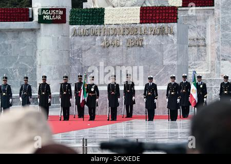 Mexiko, Cdmx, Mexiko. September 2025. Der 178. Jahrestag der Heldentat der Jungen Helden von Chapultepec wurde im Chapultepec Forest in Mexiko-Stadt begangen. Die Veranstaltung wurde von der mexikanischen Präsidentin Claudia Sheimbaum geleitet, die eine Ehrenwache ausübte und die Rolle der Kadetten nannte, die auf Chapultepec Castle gegen die US-Invasion kämpften. Die Kadetten, die in dieser Schlacht ihr Leben verloren, waren JUAN DE LA BARRERA, AGUSTIN MELGAR, FERNANDO MONTES DE OCA, FRANCISCO MARQUEZ, VICENTE SUAREZ UND JUAN ESCUTIA, letzterer war derjenige, der die mexikanische Flagge aufnahm und von Chapultepec sprang Stockfoto