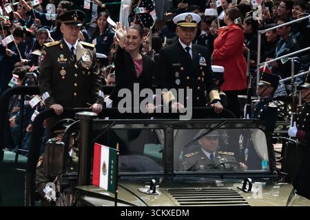 Mexiko, Cdmx, Mexiko. September 2025. Der 178. Jahrestag der Heldentat der Jungen Helden von Chapultepec wurde im Chapultepec Forest in Mexiko-Stadt begangen. Die Veranstaltung wurde von der mexikanischen Präsidentin Claudia Sheimbaum geleitet, die eine Ehrenwache ausübte und die Rolle der Kadetten nannte, die auf Chapultepec Castle gegen die US-Invasion kämpften. Die Kadetten, die in dieser Schlacht ihr Leben verloren, waren JUAN DE LA BARRERA, AGUSTIN MELGAR, FERNANDO MONTES DE OCA, FRANCISCO MARQUEZ, VICENTE SUAREZ UND JUAN ESCUTIA, letzterer war derjenige, der die mexikanische Flagge aufnahm und von Chapultepec sprang Stockfoto