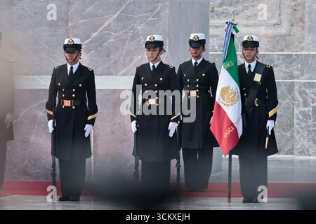Mexiko, Cdmx, Mexiko. September 2025. Der 178. Jahrestag der Heldentat der Jungen Helden von Chapultepec wurde im Chapultepec Forest in Mexiko-Stadt begangen. Die Veranstaltung wurde von der mexikanischen Präsidentin Claudia Sheimbaum geleitet, die eine Ehrenwache ausübte und die Rolle der Kadetten nannte, die auf Chapultepec Castle gegen die US-Invasion kämpften. Die Kadetten, die in dieser Schlacht ihr Leben verloren, waren JUAN DE LA BARRERA, AGUSTIN MELGAR, FERNANDO MONTES DE OCA, FRANCISCO MARQUEZ, VICENTE SUAREZ UND JUAN ESCUTIA, letzterer war derjenige, der die mexikanische Flagge aufnahm und von Chapultepec sprang Stockfoto