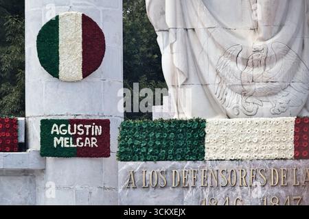 Mexiko, Cdmx, Mexiko. September 2025. Der 178. Jahrestag der Heldentat der Jungen Helden von Chapultepec wurde im Chapultepec Forest in Mexiko-Stadt begangen. Die Veranstaltung wurde von der mexikanischen Präsidentin Claudia Sheimbaum geleitet, die eine Ehrenwache ausübte und die Rolle der Kadetten nannte, die auf Chapultepec Castle gegen die US-Invasion kämpften. Die Kadetten, die in dieser Schlacht ihr Leben verloren, waren JUAN DE LA BARRERA, AGUSTIN MELGAR, FERNANDO MONTES DE OCA, FRANCISCO MARQUEZ, VICENTE SUAREZ UND JUAN ESCUTIA, letzterer war derjenige, der die mexikanische Flagge aufnahm und von Chapultepec sprang Stockfoto