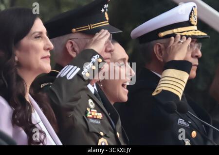 Mexiko, Cdmx, Mexiko. September 2025. Der 178. Jahrestag der Heldentat der Jungen Helden von Chapultepec wurde im Chapultepec Forest in Mexiko-Stadt begangen. Die Veranstaltung wurde von der mexikanischen Präsidentin Claudia Sheimbaum geleitet, die eine Ehrenwache ausübte und die Rolle der Kadetten nannte, die auf Chapultepec Castle gegen die US-Invasion kämpften. Die Kadetten, die in dieser Schlacht ihr Leben verloren, waren JUAN DE LA BARRERA, AGUSTIN MELGAR, FERNANDO MONTES DE OCA, FRANCISCO MARQUEZ, VICENTE SUAREZ UND JUAN ESCUTIA, letzterer war derjenige, der die mexikanische Flagge aufnahm und von Chapultepec sprang Stockfoto