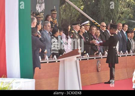 Mexiko, Cdmx, Mexiko. September 2025. Der 178. Jahrestag der Heldentat der Jungen Helden von Chapultepec wurde im Chapultepec Forest in Mexiko-Stadt begangen. Die Veranstaltung wurde von der mexikanischen Präsidentin Claudia Sheimbaum geleitet, die eine Ehrenwache ausübte und die Rolle der Kadetten nannte, die auf Chapultepec Castle gegen die US-Invasion kämpften. Die Kadetten, die in dieser Schlacht ihr Leben verloren, waren JUAN DE LA BARRERA, AGUSTIN MELGAR, FERNANDO MONTES DE OCA, FRANCISCO MARQUEZ, VICENTE SUAREZ UND JUAN ESCUTIA, letzterer war derjenige, der die mexikanische Flagge aufnahm und von Chapultepec sprang Stockfoto