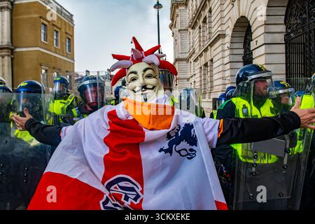 Proteststoren im St. George Cross, London, Großbritannien. 13. September 2025. Rechtsextreme Nationalisten schuften mit der Polizei in der Stockfoto