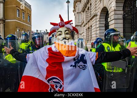 Proteststoren im St. George Cross, London, Großbritannien. 13. September 2025. Rechtsextreme Nationalisten schuften mit der Polizei in der Stockfoto