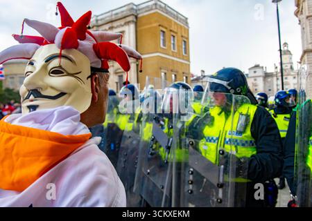 Proteststoren im St. George Cross, London, Großbritannien. 13. September 2025. Rechtsextreme Nationalisten schuften mit der Polizei in der Stockfoto