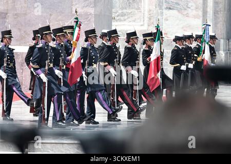 Mexiko, Cdmx, Mexiko. September 2025. Der 178. Jahrestag der Heldentat der Jungen Helden von Chapultepec wurde im Chapultepec Forest in Mexiko-Stadt begangen. Die Veranstaltung wurde von der mexikanischen Präsidentin Claudia Sheimbaum geleitet, die eine Ehrenwache ausübte und die Rolle der Kadetten nannte, die auf Chapultepec Castle gegen die US-Invasion kämpften. Die Kadetten, die in dieser Schlacht ihr Leben verloren, waren JUAN DE LA BARRERA, AGUSTIN MELGAR, FERNANDO MONTES DE OCA, FRANCISCO MARQUEZ, VICENTE SUAREZ UND JUAN ESCUTIA, letzterer war derjenige, der die mexikanische Flagge aufnahm und von Chapultepec sprang Stockfoto