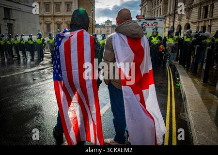 Proteststoren im St. George Cross, London, Großbritannien. 13. September 2025. Rechtsextreme Nationalisten schuften mit der Polizei in der Stockfoto