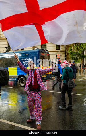 Proteststoren im St. George Cross, London, Großbritannien. 13. September 2025. Rechtsextreme Nationalisten schuften mit der Polizei in der Stockfoto
