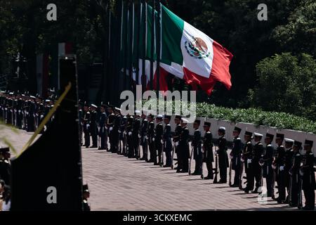 Mexiko, Cdmx, Mexiko. September 2025. Der 178. Jahrestag der Heldentat der Jungen Helden von Chapultepec wurde im Chapultepec Forest in Mexiko-Stadt begangen. Die Veranstaltung wurde von der mexikanischen Präsidentin Claudia Sheimbaum geleitet, die eine Ehrenwache ausübte und die Rolle der Kadetten nannte, die auf Chapultepec Castle gegen die US-Invasion kämpften. Die Kadetten, die in dieser Schlacht ihr Leben verloren, waren JUAN DE LA BARRERA, AGUSTIN MELGAR, FERNANDO MONTES DE OCA, FRANCISCO MARQUEZ, VICENTE SUAREZ UND JUAN ESCUTIA, letzterer war derjenige, der die mexikanische Flagge aufnahm und von Chapultepec sprang Stockfoto