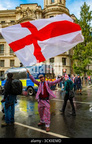 Proteststoren im St. George Cross, London, Großbritannien. 13. September 2025. Rechtsextreme Nationalisten schuften mit der Polizei in der Stockfoto