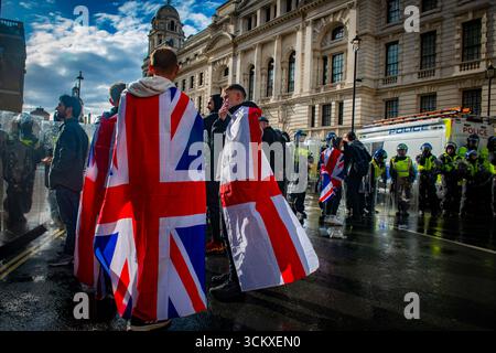 Proteststoren im St. George Cross, London, Großbritannien. 13. September 2025. Rechtsextreme Nationalisten schuften mit der Polizei in der Stockfoto