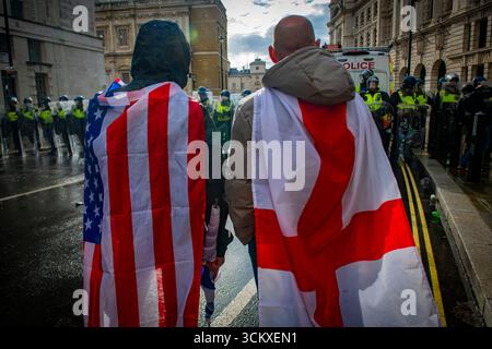 Proteststoren im St. George Cross, London, Großbritannien. 13. September 2025. Rechtsextreme Nationalisten schuften mit der Polizei in der Stockfoto