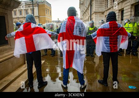 Proteststoren im St. George Cross, London, Großbritannien. 13. September 2025. Rechtsextreme Nationalisten schuften mit der Polizei in der Stockfoto