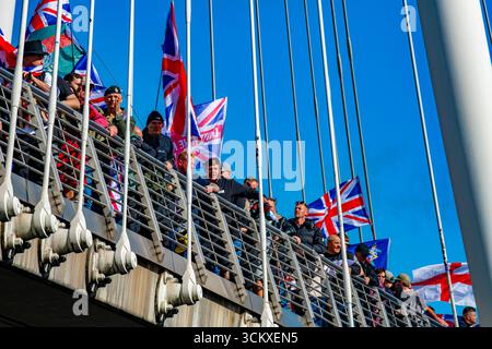Die Demonstranten der Unite the Kingdom March auf der Golden Jubilee Bridge in London, Großbritannien. 13. September 2025 für den marsch „Unite the Kingdom“. Stockfoto