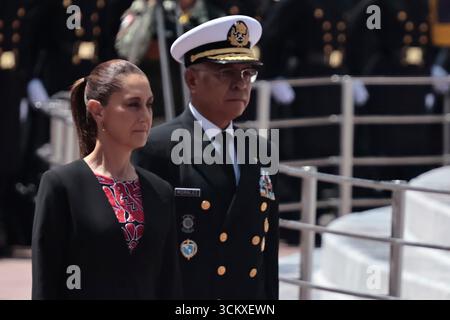 Mexiko, Cdmx, Mexiko. September 2025. Der 178. Jahrestag der Heldentat der Jungen Helden von Chapultepec wurde im Chapultepec Forest in Mexiko-Stadt begangen. Die Veranstaltung wurde von der mexikanischen Präsidentin Claudia Sheimbaum geleitet, die eine Ehrenwache ausübte und die Rolle der Kadetten nannte, die auf Chapultepec Castle gegen die US-Invasion kämpften. Die Kadetten, die in dieser Schlacht ihr Leben verloren, waren JUAN DE LA BARRERA, AGUSTIN MELGAR, FERNANDO MONTES DE OCA, FRANCISCO MARQUEZ, VICENTE SUAREZ UND JUAN ESCUTIA, letzterer war derjenige, der die mexikanische Flagge aufnahm und von Chapultepec sprang Stockfoto