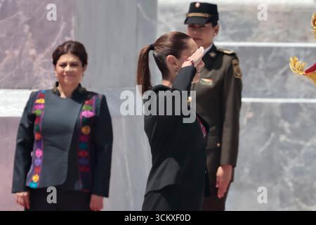 Mexiko, Cdmx, Mexiko. September 2025. Der 178. Jahrestag der Heldentat der Jungen Helden von Chapultepec wurde im Chapultepec Forest in Mexiko-Stadt begangen. Die Veranstaltung wurde von der mexikanischen Präsidentin Claudia Sheimbaum geleitet, die eine Ehrenwache ausübte und die Rolle der Kadetten nannte, die auf Chapultepec Castle gegen die US-Invasion kämpften. Die Kadetten, die in dieser Schlacht ihr Leben verloren, waren JUAN DE LA BARRERA, AGUSTIN MELGAR, FERNANDO MONTES DE OCA, FRANCISCO MARQUEZ, VICENTE SUAREZ UND JUAN ESCUTIA, letzterer war derjenige, der die mexikanische Flagge aufnahm und von Chapultepec sprang Stockfoto