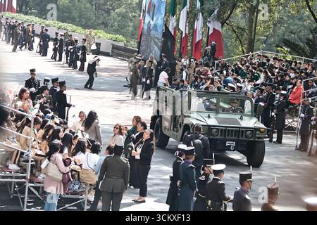 Mexiko, Cdmx, Mexiko. September 2025. Der 178. Jahrestag der Heldentat der Jungen Helden von Chapultepec wurde im Chapultepec Forest in Mexiko-Stadt begangen. Die Veranstaltung wurde von der mexikanischen Präsidentin Claudia Sheimbaum geleitet, die eine Ehrenwache ausübte und die Rolle der Kadetten nannte, die auf Chapultepec Castle gegen die US-Invasion kämpften. Die Kadetten, die in dieser Schlacht ihr Leben verloren, waren JUAN DE LA BARRERA, AGUSTIN MELGAR, FERNANDO MONTES DE OCA, FRANCISCO MARQUEZ, VICENTE SUAREZ UND JUAN ESCUTIA, letzterer war derjenige, der die mexikanische Flagge aufnahm und von Chapultepec sprang Stockfoto