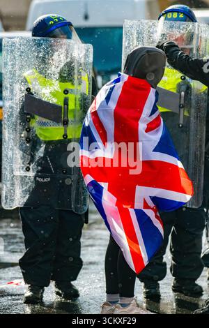 Proteststoren im St. George Cross, London, Großbritannien. 13. September 2025. Rechtsextreme Nationalisten schuften mit der Polizei in der Stockfoto