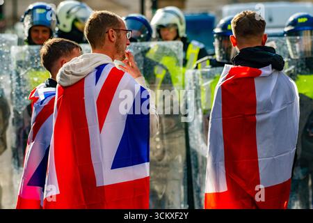 Proteststoren im St. George Cross, London, Großbritannien. 13. September 2025. Rechtsextreme Nationalisten schuften mit der Polizei in der Stockfoto