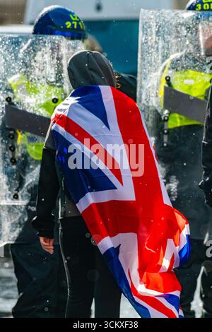 Proteststoren im St. George Cross, London, Großbritannien. 13. September 2025. Rechtsextreme Nationalisten schuften mit der Polizei in der Stockfoto