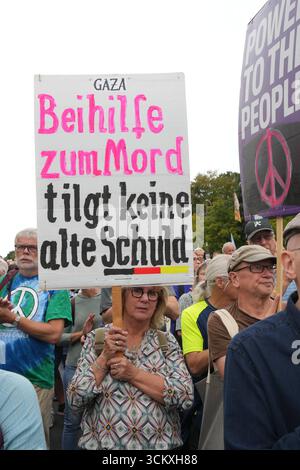 Berlin, Solidaritätskundgebung am Brandenburger Tor GER, Berlin,20250913, Berlin, Solidaritätskundgebung am Brandenburger Tor,Proteste gegen den GAZA Keieg-mit ca. 15,000 Teilnehmern, Frieden statt Waffen, keine Waffen in Kriegsgebieten *** Berlin, Solidaritätskundgebung am Brandenburger Tor GER, Berlin,20250913, Berlin, Solidaritätskundgebung am Brandenburger Tor, Proteste gegen den GAZA-Krieg mit ca. 15.000 Teilnehmern, Frieden statt Waffen, keine Waffen in Kriegsgebieten Stockfoto