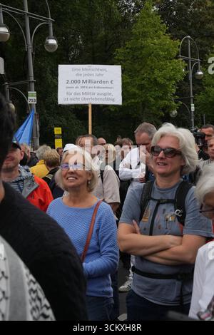 Berlin, Solidaritätskundgebung am Brandenburger Tor GER, Berlin,20250913, Berlin, Solidaritätskundgebung am Brandenburger Tor,Proteste gegen den GAZA Keieg-mit ca. 15,000 Teilnehmern, Frieden statt Waffen, keine Waffen in Kriegsgebieten *** Berlin, Solidaritätskundgebung am Brandenburger Tor GER, Berlin,20250913, Berlin, Solidaritätskundgebung am Brandenburger Tor, Proteste gegen den GAZA-Krieg mit ca. 15.000 Teilnehmern, Frieden statt Waffen, keine Waffen in Kriegsgebieten Stockfoto