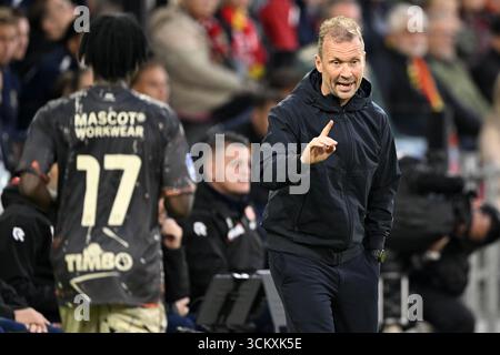 DEVENTER - (L-R) Joel Ideho vom FC Volendam, Trainer des FC Volendam Rick Kruys während des niederländischen Eredivisie-Spiels zwischen Go Ahead Eagles und FC Volendam am 13. September 2025 in de Adelaarshorst in Deventer, Niederlande. ANP GERRIT VAN KEULEN Stockfoto