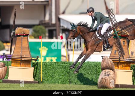 Daniel Coyle aus Irland, Riding Legacy, tritt in der ersten Runde des BMO Nations Cups 2025 während der Spruce Meadows Masters am 6. September 20 an Stockfoto